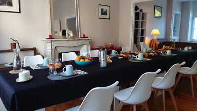 Ptit déjeuner dans la salle à manger des Chambres d'hôtes à vendre centre ville Morlaix dans le Finistère